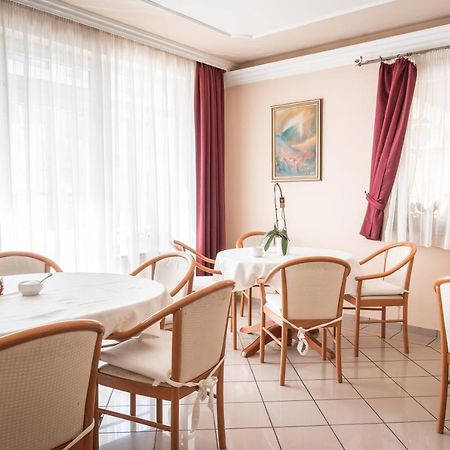 Kaiser Panzió Baja Bagian luar foto