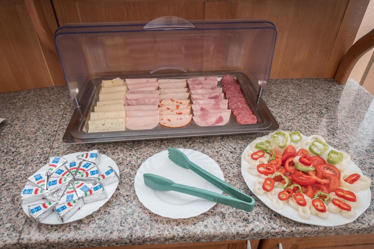Kaiser Panzió Baja Bagian luar foto